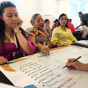 Civil servants from the municipalities of Fonseca and Necoclí analysing specific challenges within the capacity building program.